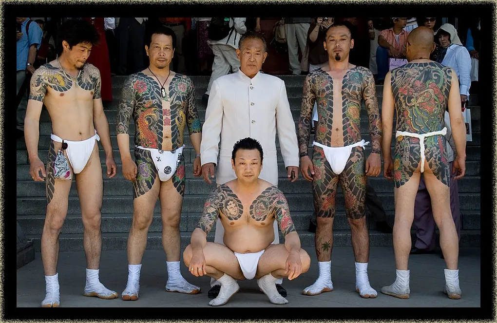 Yakuza_gang_at_Sanja_Matsuri