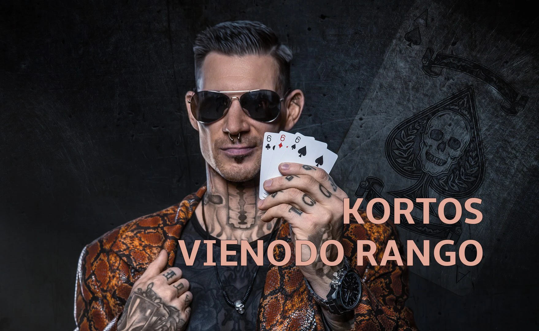 Vienodo-rango-kortos-šešiakės-vyro-rankose